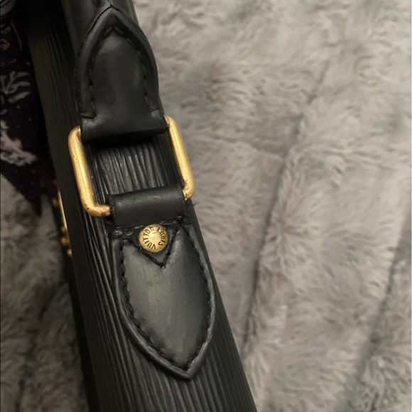 ❌SOLD❌ Louis Vuitton Cerviet Conseie ❌SOLD❌ - Picture 9 of 9